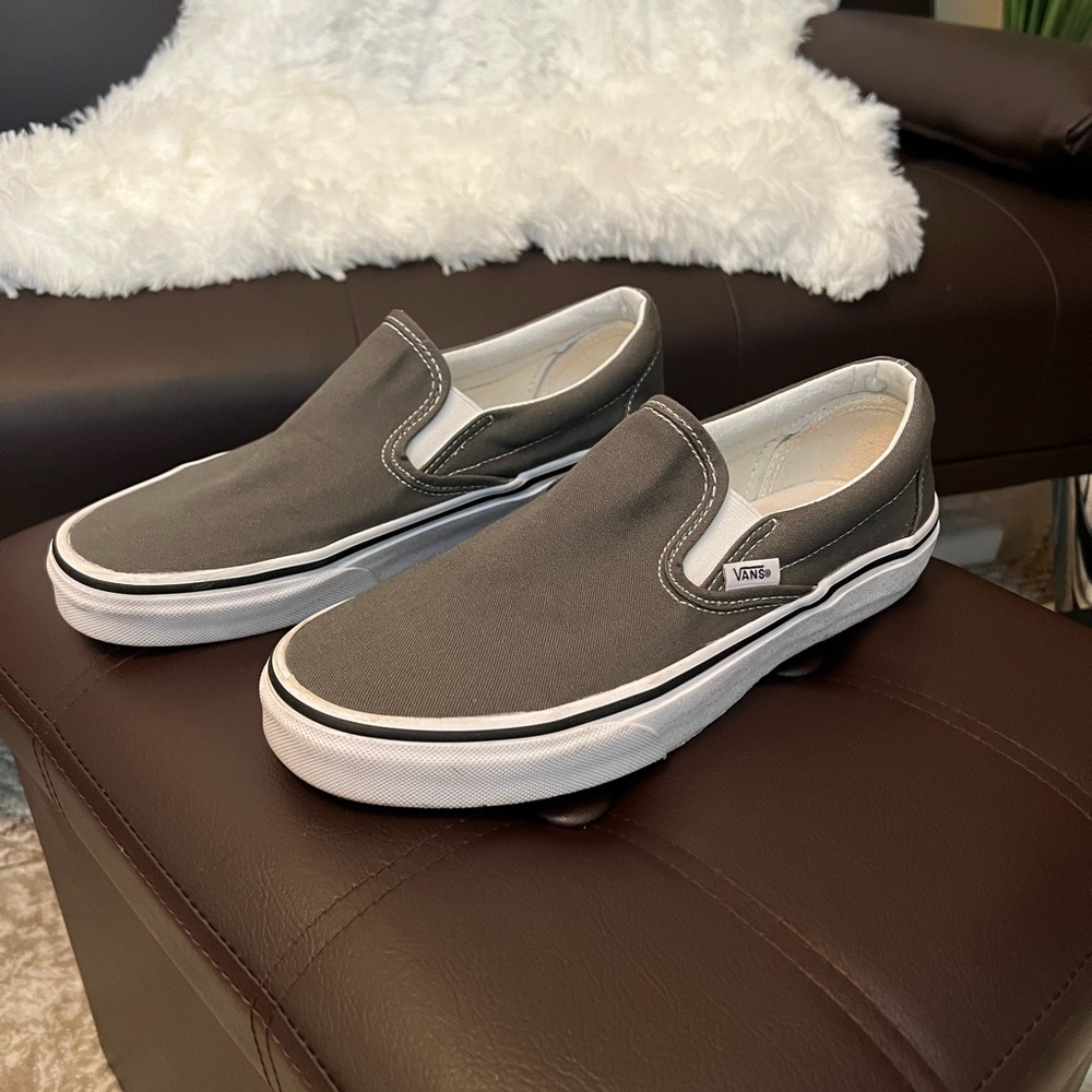 Women’s Vans Slip On’s- Grey size 9
